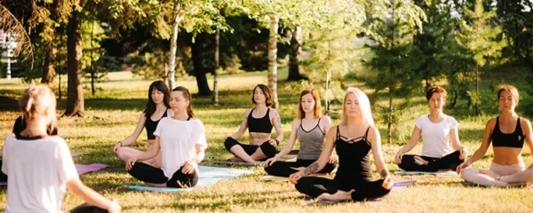 Trouvez l'harmonie et la sérénité en pratiquant le yoga au cœur de la nature